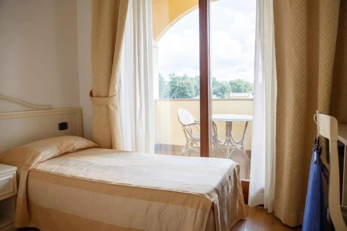 Standard Twin Room | 1 bedroom, minibar, in-room safe, desk
