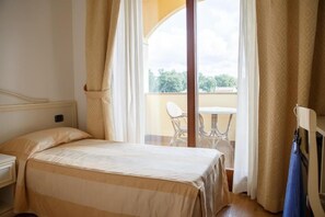 Standard Twin Room | 1 bedroom, minibar, in-room safe, desk