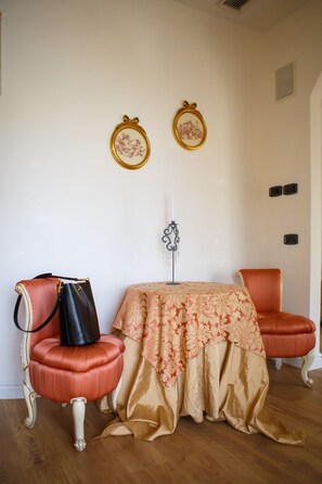 Suite – junior | Minibar, safe på rommet, skrivebord og blendingsgardiner