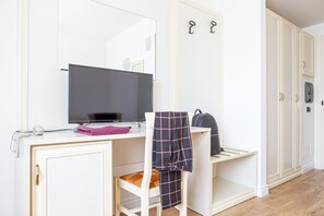 Minibar, in-room safe, desk, blackout drapes - Hotel Villa Sofia (Viterbo)