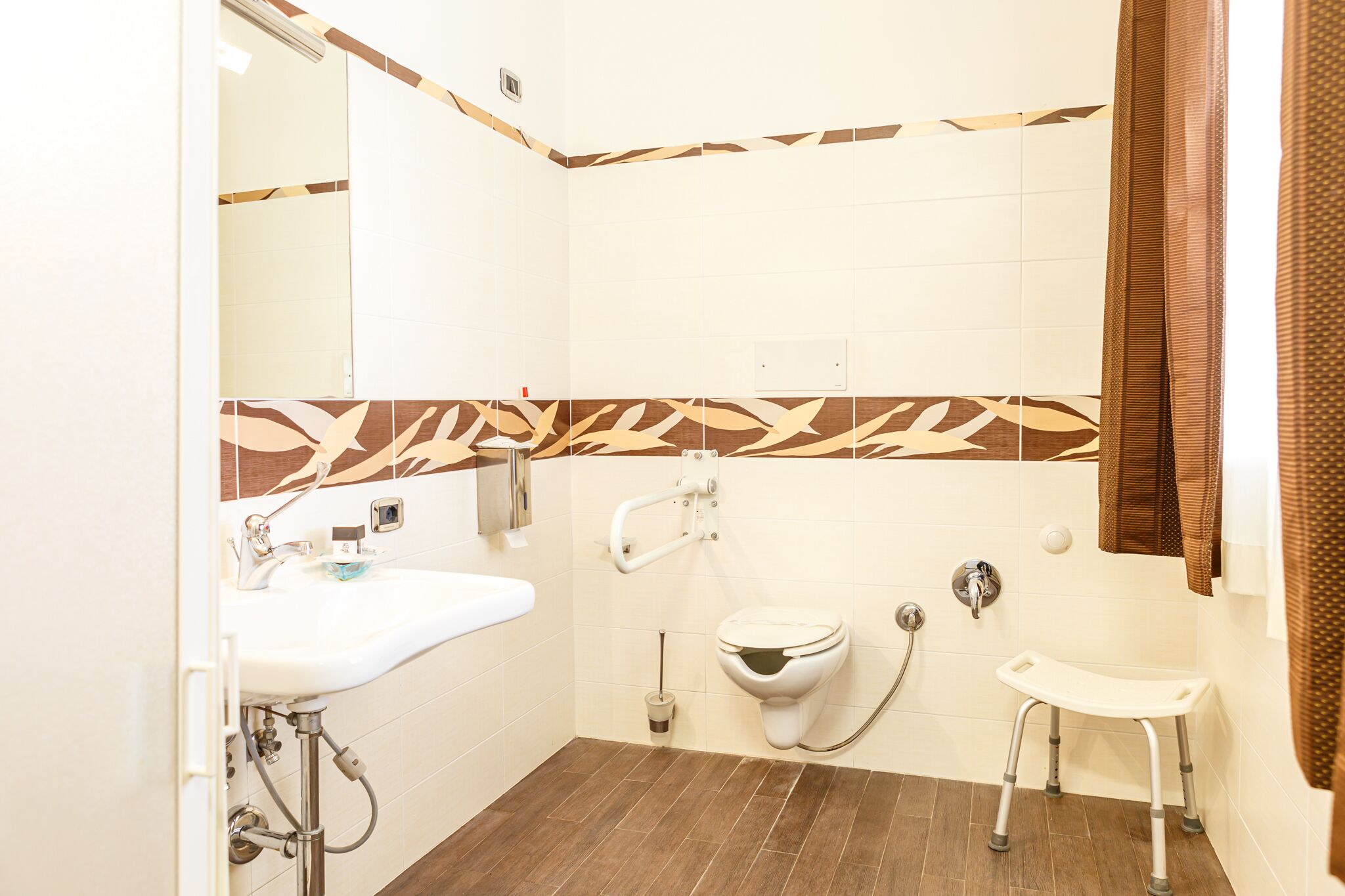 Habitación triple estándar | Baño | Secador de pelo, zapatillas, bidé y toallas