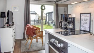 Fridge, stovetop, coffee/tea maker