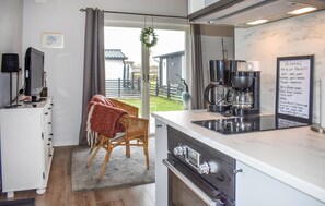 Kühlschrank, Herdplatte, Wasserkocher mit Kaffee-/Teezubehör