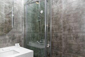 Dusche, kostenlose Toilettenartikel, Haartrockner, Hausschuhe