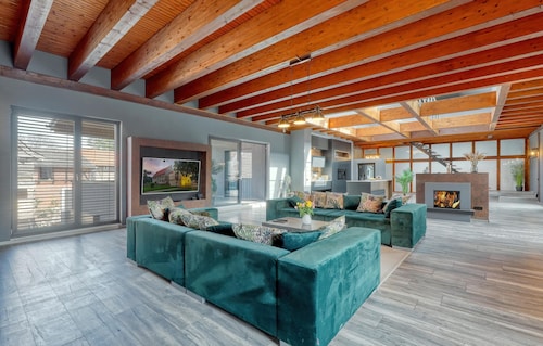 Luxusvilla mit Kegelbahn