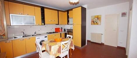 Kühlschrank, Ofen, Herdplatte, Wasserkocher mit Kaffee-/Teezubehör