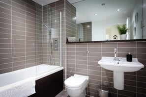 Apartemen, 2 kamar tidur, akses difabel | Kamar mandi
