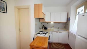 Een koelkast, een oven, een kookplaat, een koffiezetapparaat/waterkoker
