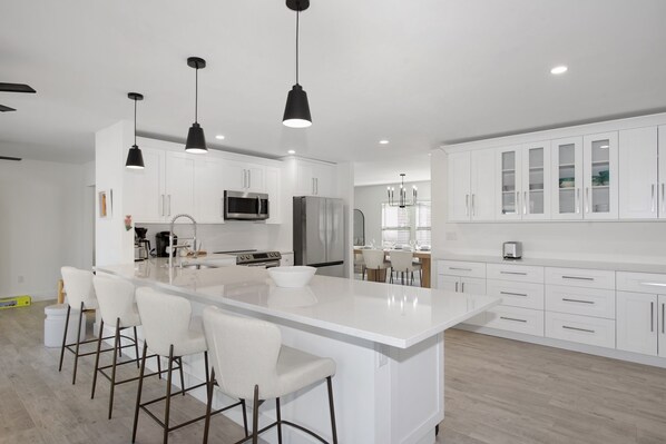 Refrigerador, microondas, horno, placa de cocina