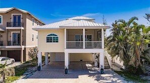 Exterior - Sandy Toes Cottage is super cute and lots of nooks and crannies!! (Fort Myers Beach)