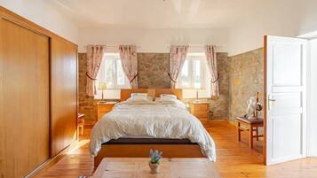 2 chambres, coffres-forts dans les chambres, fer et planche Ă repasser