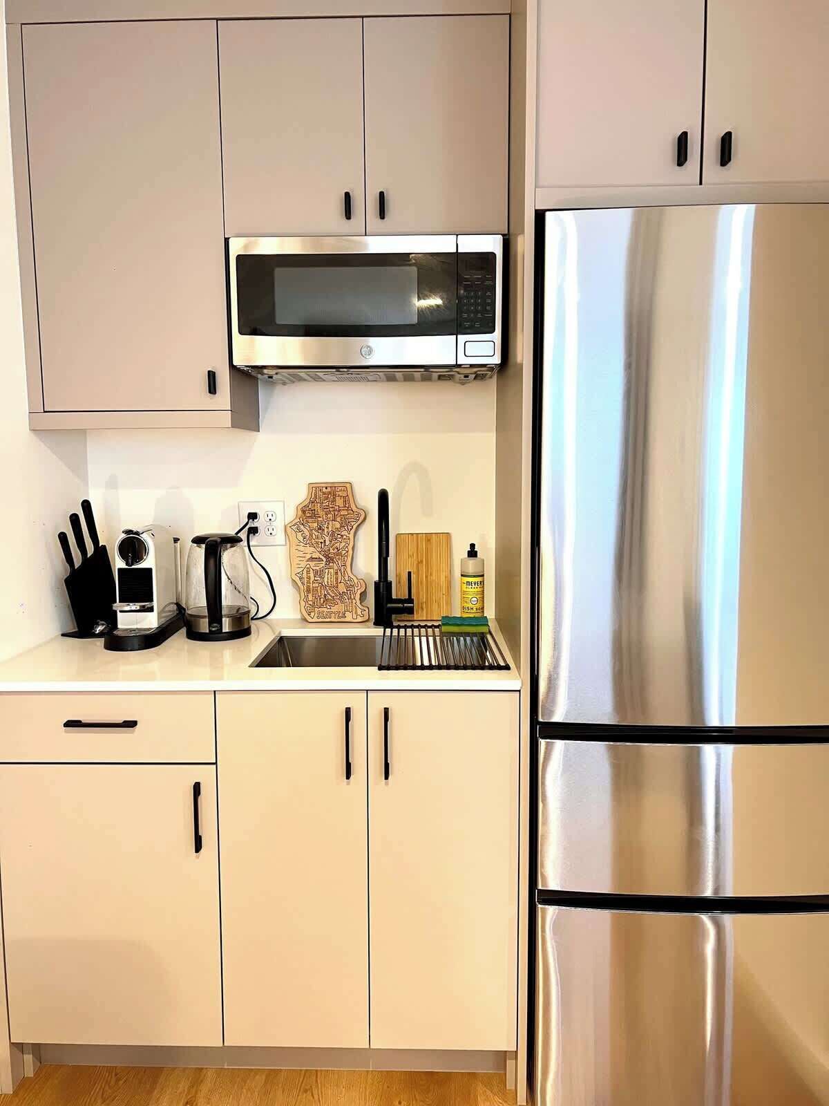 Geladeira, micro-ondas, cafeteira/chaleira