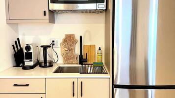 Geladeira, micro-ondas, cafeteira/chaleira