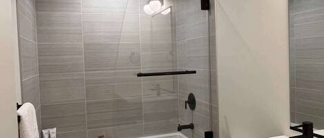 Douche, séchoir à cheveux, serviettes fournies, shampooing
