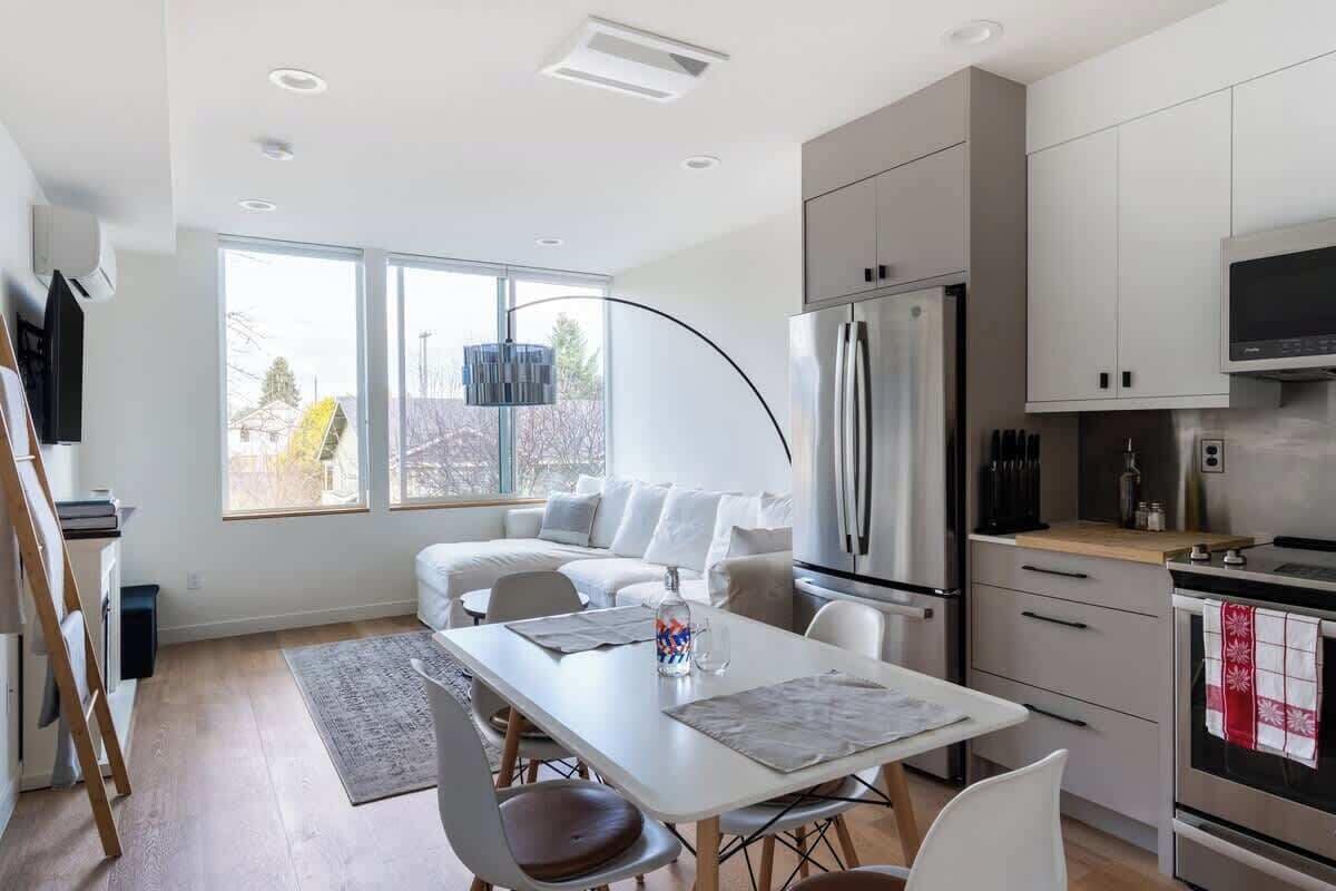 Kühlschrank, Mikrowelle, Ofen, Geschirrspüler