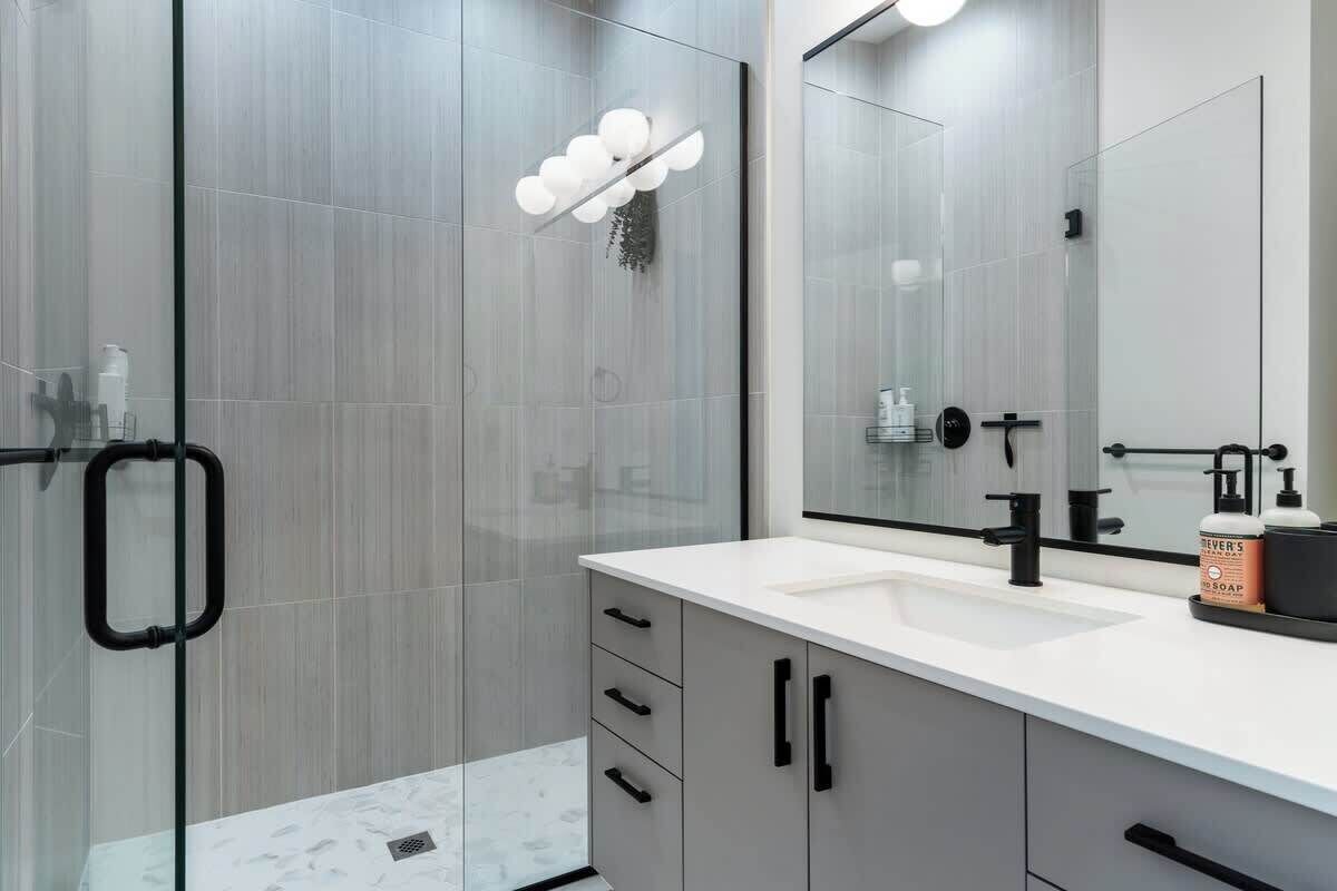 Shower, hair dryer, towels, shampoo