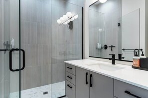 Douche, sèche-cheveux, serviettes fournies, shampoing