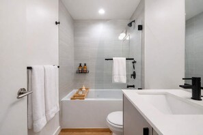 Dusche, Haartrockner, Handtücher, Shampoo