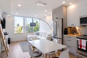 Kjøleskap, mikrobølgeovn, ovn og oppvaskmaskin