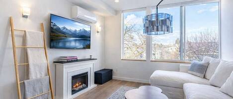 Télévision, cheminée