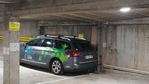 Un parking où une voiture est garée à l’endroit prévu à cet effet.
