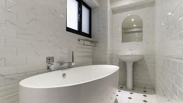 Business Double Room | Bathroom | Deep soaking tub, towels
