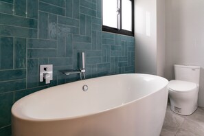 Deluxe Double Room | Bathroom