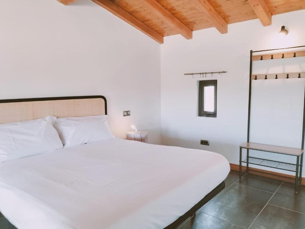 Duplex | Down comforters, desk, laptop workspace, free WiFi