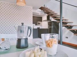 Geladeira grande, micro-ondas, cooktop, torradeira