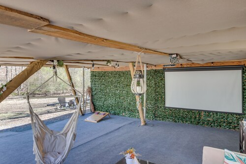 7 Oaks Country Retreat w/ Hot Tub!