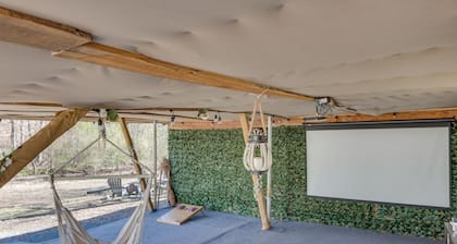 7 Oaks Country Retreat w/ Hot Tub!