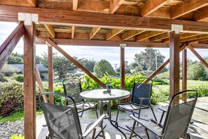Outdoor dining - Dreamy Sonoma Coast Cottage w/ Ocean Views (Jenner)