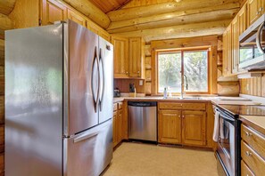Interior - Dog-friendly Arlington Cabin w/ Private Hot Tub! (Arlington)