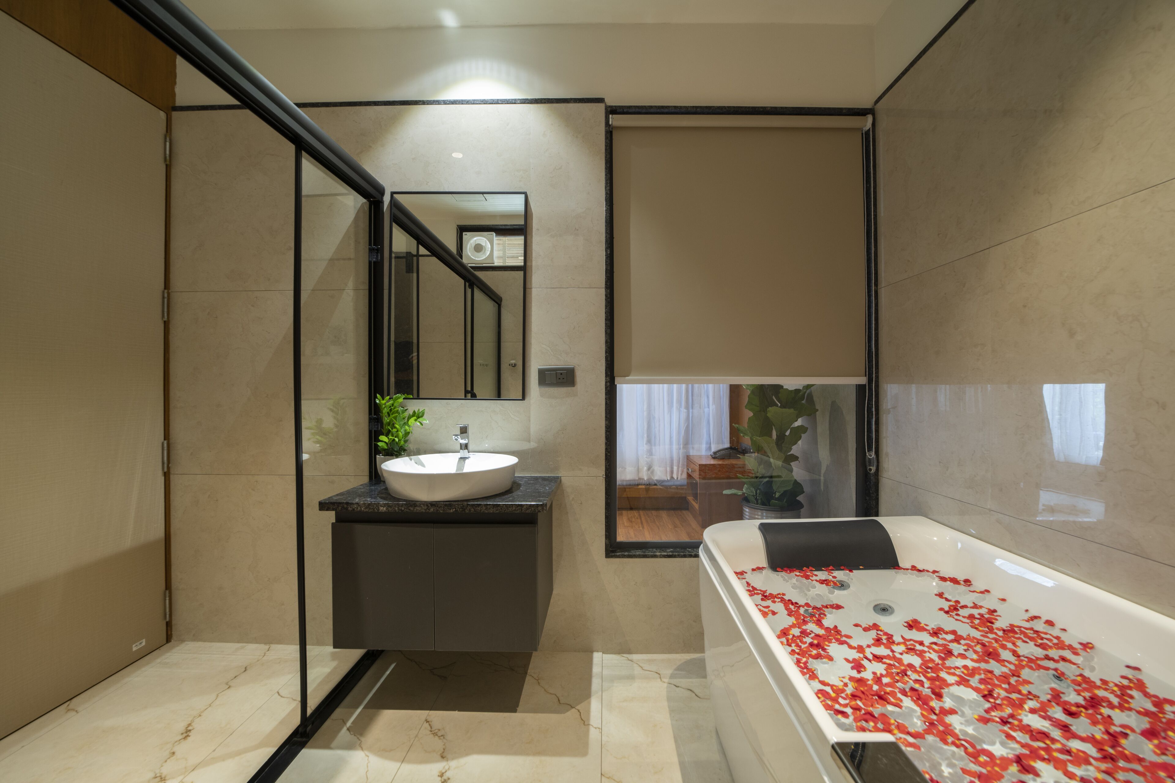 Ein modernes Badezimmer mit einer großzügigen Badewanne, einem Waschbecken und einer Duschkabine aus Glas.