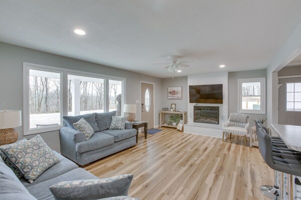 TV, fireplace, ping pong