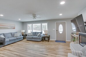 TV, fireplace, ping pong - Celina Home ~ 1 Mi to Marina: Boat, Fish & More! (Celina)
