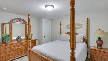 5 bedrooms, laptop workspace, iron/ironing board, bed sheets