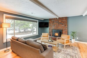 House (3 Bedrooms) | Interior - Bend Home w/ Hot Tub ~ 2 Mi to Old Mill District! (Bend)