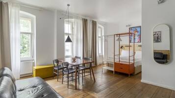 Een bureau, een strijkplank/strijkijzer, wifi, beddengoed