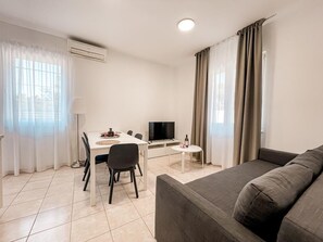 Family Apartment, 2 Bedrooms, Terrace | Living area | 43-inch LCD TV with satellite channels - Pinia apartments (Bol)