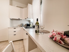 Superior Studio | Private kitchen | Full-sized fridge, microwave, stovetop, electric kettle - Pinia apartments (Bol)