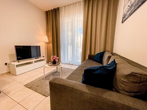 Leilighet – superior | Oppholdsområde | En 43-tommers LCD-TV med Parabol-TV