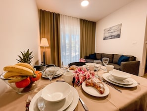 Leilighet – superior | Oppholdsområde | En 43-tommers LCD-TV med Parabol-TV