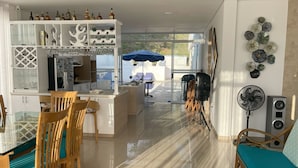 Una cocina moderna con comedor, un ventanal y vistas al exterior.