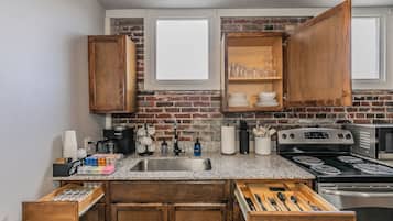 Een koelkast, een magnetron, een oven, een kookplaat