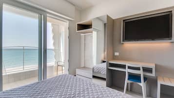 Habitación superior, frente al mar | 1 habitación, caja de seguridad en la habitación y insonorización
