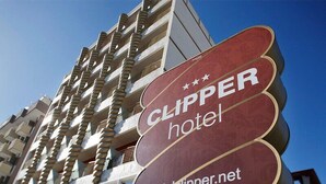 A hotel sign with the name 'CLIPPER hotel' and the website 'hotelclipper.net'. - Marittimo Riccione (Riccione)