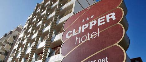 Un letrero de hotel con el nombre 'CLIPPER hotel' y la página web 'hotelclipper.net'.