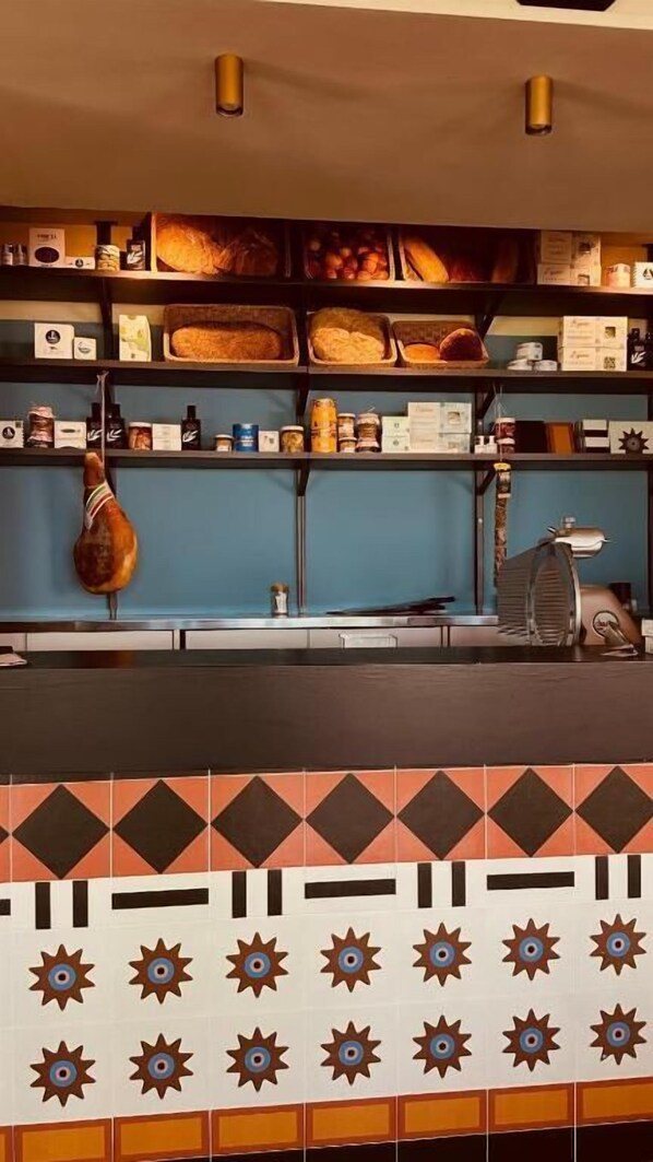 A bakery display with various baked goods and jars of preserves. - Marittimo Riccione (Riccione)