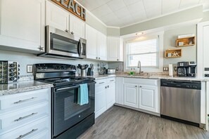 冷蔵庫、電子レンジ、オーブン、コンロ